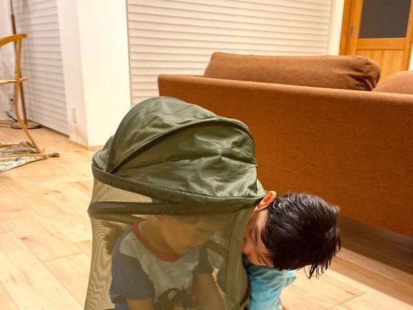 上手に隠れる次男を見た長男が？　「地球上一番かわいい『確保』の瞬間」