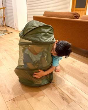上手に隠れる次男を見た長男が？　「地球上一番かわいい『確保』の瞬間」