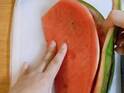 スイカ、超食べやすく切る！　画期的な方法に「新たな発見！」「これすごい！」