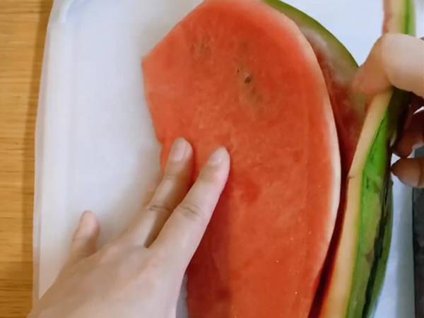 スイカ、超食べやすく切る！　画期的な方法に「新たな発見！」「これすごい！」