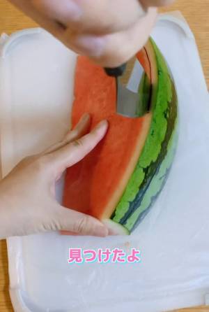 スイカ、超食べやすく切る！　画期的な方法に「新たな発見！」「これすごい！」