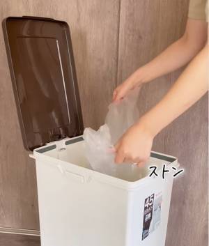 ゴミ袋を素早くセットする方法に「なんと！」「地味だけど超実用的」