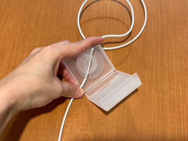 「もっと早く知りたかった…」　ごちゃごちゃになりがちなケーブルをスッキリ収納する方法！