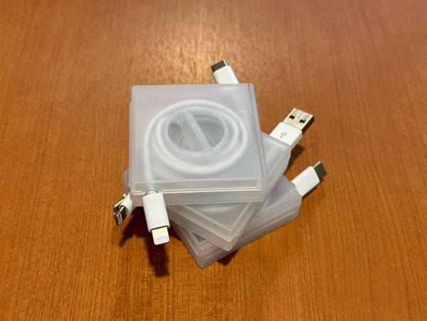 「もっと早く知りたかった…」　ごちゃごちゃになりがちなケーブルをスッキリ収納する方法！