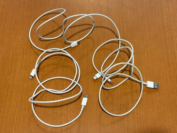 「もっと早く知りたかった…」　ごちゃごちゃになりがちなケーブルをスッキリ収納する方法！