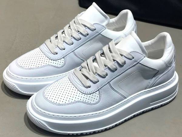 シューズ用の激落ちが…？　なかなか取れないスニーカー汚れの落とし方