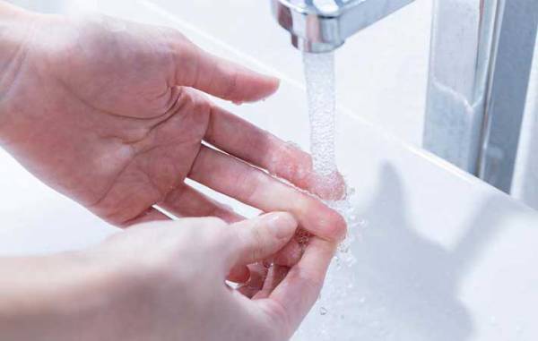 「手についた接着剤、どうすれば…」　メーカーが教える『ウソみたいな落とし方』とは？