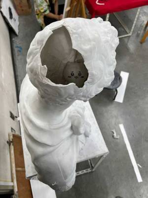 『ちいかわ』のぬいぐるみが見つかった場所に「二度見した」「俺のココもこうなってそう」