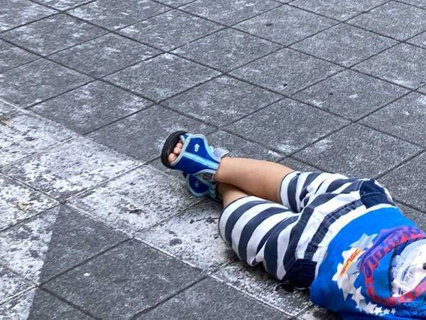 「うちの息子のイヤイヤ期にはなんだか余裕がある」　父親が撮影した１枚に「大物の予感」