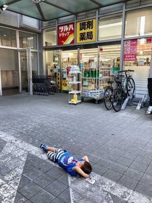 「うちの息子のイヤイヤ期にはなんだか余裕がある」　父親が撮影した１枚に「大物の予感」