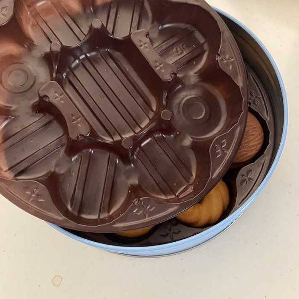 「そんなことある！？」　食べ終わったはずのクッキー缶の底にあったのは…？