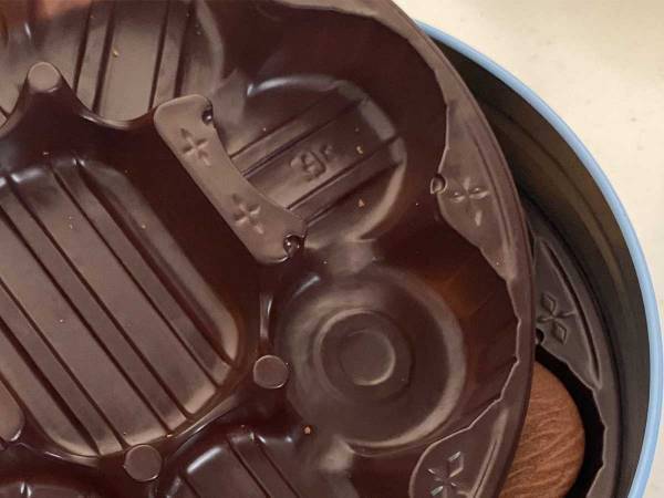 「そんなことある！？」　食べ終わったはずのクッキー缶の底にあったのは…？