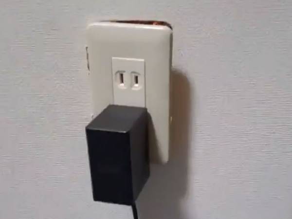 コンセントがパカパカ！　開けてみた動画に「ヤバすぎる！」「憧れたなー」