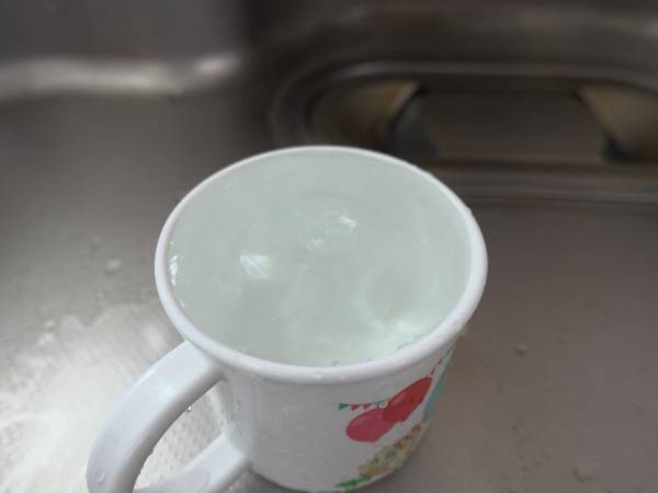 カップのシミ　簡単に落とすには？　目からウロコの裏技に「すごい！」「コレはいい」