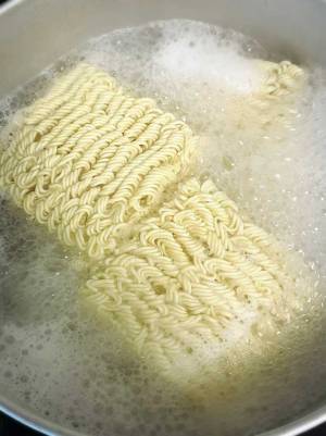 インスタント麺を茹でていて、『ある有名人』を連想してしまったエピソードが話題に