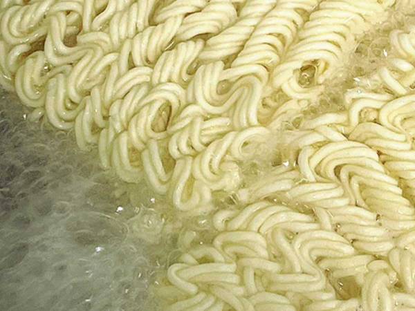 インスタント麺を茹でていて、『ある有名人』を連想してしまったエピソードが話題に