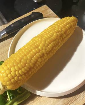 茹でない『トウモロコシの食べ方』に７万人から反響　「バリうま！」「いや神かよ」