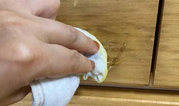 木の家具や柱のキズを目立たなくしたい！　意外すぎる２つの方法に「キズどこにあった？」「感動」