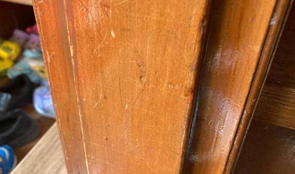 木の家具や柱のキズを目立たなくしたい！　意外すぎる２つの方法に「キズどこにあった？」「感動」