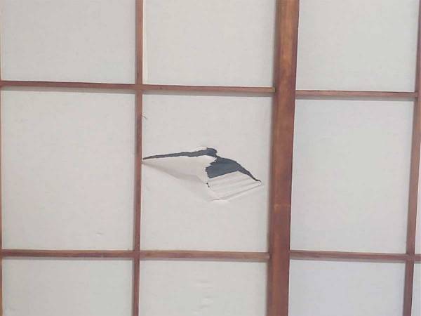 穴のあいた『１マスの障子』を簡単に張り替える方法　「これならやる」「不器用でもいける」