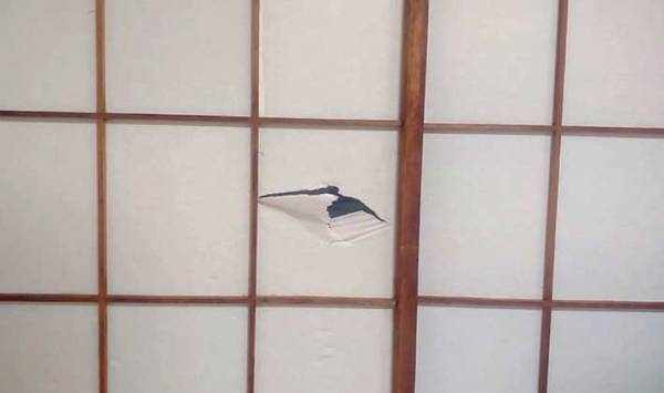 穴のあいた『１マスの障子』を簡単に張り替える方法　「これならやる」「不器用でもいける」