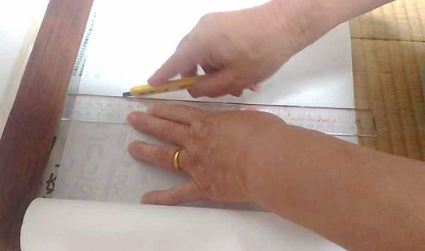 穴のあいた『１マスの障子』を簡単に張り替える方法　「これならやる」「不器用でもいける」