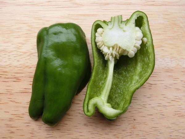 ピーマンの種がスポッと取れる切り方に「すご！」「コレは楽」