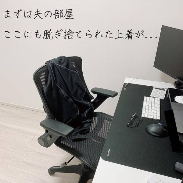 床に散らかる洋服　３０秒でできる収納術に「これはいい」「ためになる」