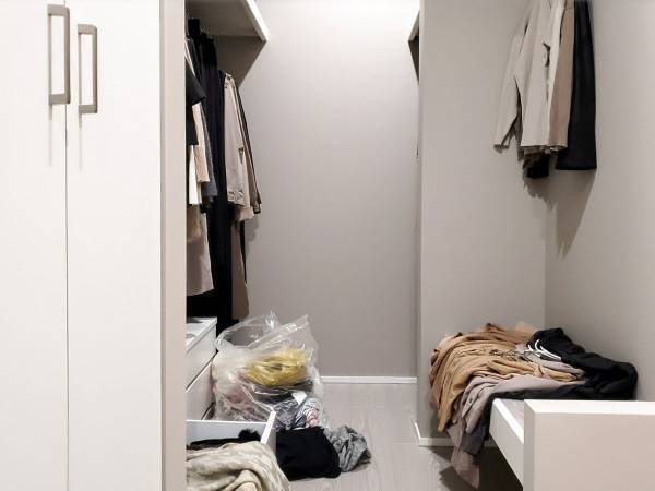 床に散らかる洋服　３０秒でできる収納術に「これはいい」「ためになる」