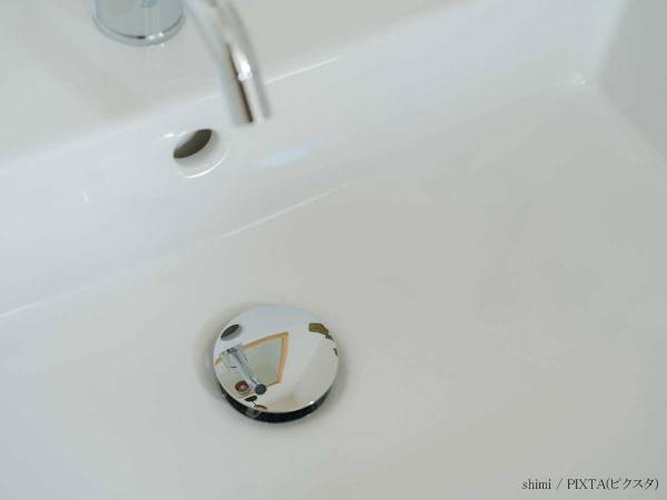 洗面台の掃除にメラミンスポンジを使わないで！　意外とやりがちな『NG習慣』とは