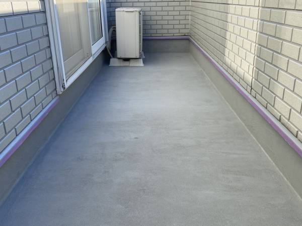 排水路のゴミを水で流すと…？　ベランダ掃除のNG行為に「初めて知りました」「マジで？」