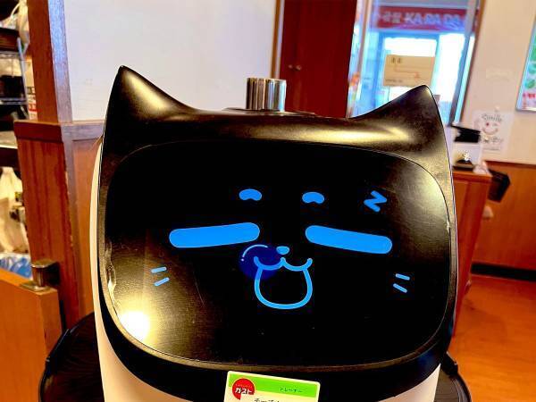 お休み中の配膳ロボット　名札に「お前…そんな名前だったのか…」