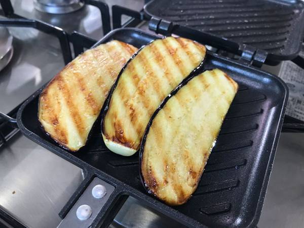「絶対にやる」　台所に眠らせがちなホットサンドメーカー　『ある野菜』を焼く時に使うと？