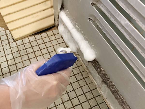 塩素系カビ取り剤、間違って使ってない？　注意すべき４選に「知らなかった」「なんと…」