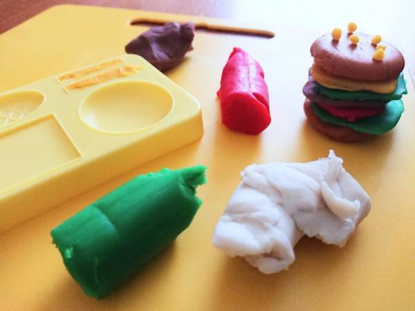 「その発想はなかった」「す、すごい」　ベタベタのねんど板をきれいにする方法