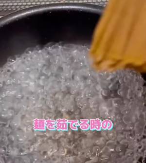 水ではなく…？　麺の吹きこぼれを一瞬で抑える方法　「おーマジック」「シンプル！」