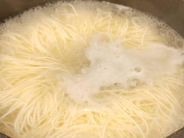 水ではなく…？　麺の吹きこぼれを一瞬で抑える方法　「おーマジック」「シンプル！」