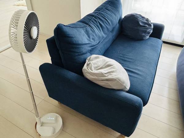 コレ１台でキッチンも洗面所も快適に！　１台○役のコンパクト扇風機に「コレ欲しい」「便利」