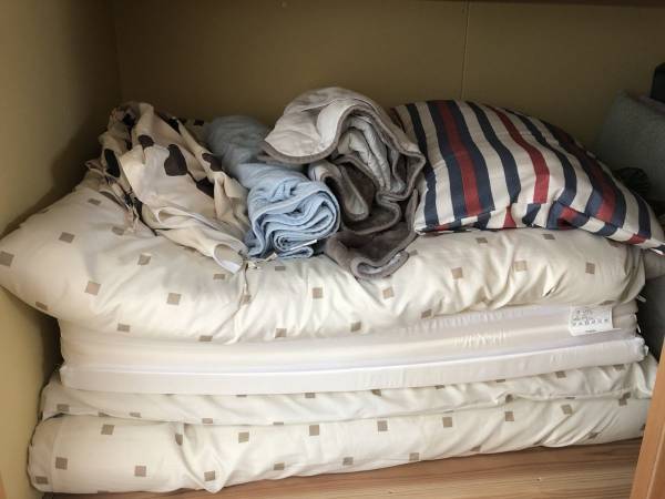 IKEAのアレが布団収納に大活躍　立てて使えるので取り出しやすいアイテムとは