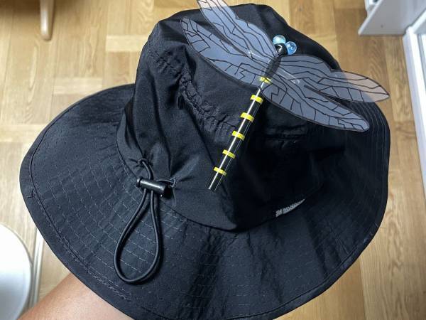まさかトンボ型のブローチで…？　最新虫除けグッズに「買わねば」「これはマスト」