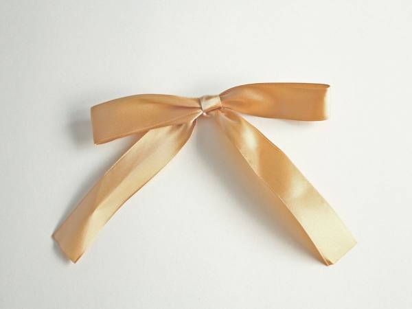 なぜか縦になるリボン結び　正しい方法に「知ってるのと違った」「次からやる」