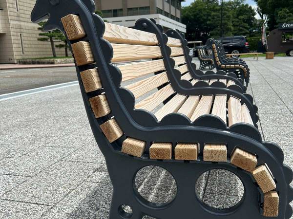 福井県庁前のベンチが『あの形』になっていると話題に　「知らなかった」「気付く人もすごい」