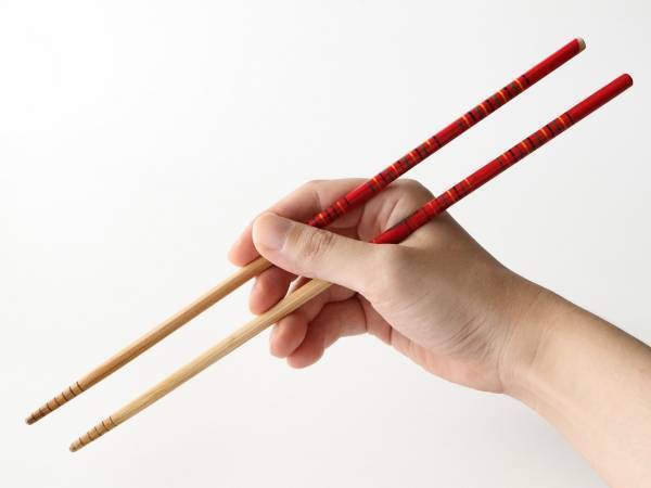 菜箸をすぐ取り出すには？　便利な収納アイディアに「困ってた」「こんな方法が」