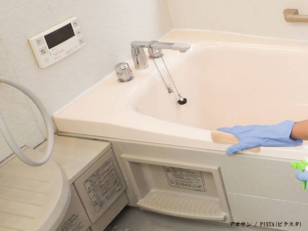 浴槽のザラザラを撃退する方法　『財布の中にあるゴミ』を使って簡単に…！