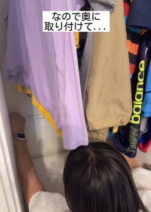 つっぱり棒を使ったデッドスペース活用テクに「天才すぎ」「実践します！」