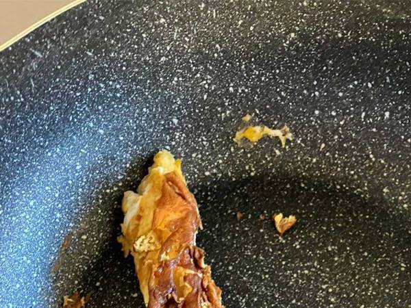 一応、玉子焼きなのですが…　出来上がった『謎の物体』にコメント続出