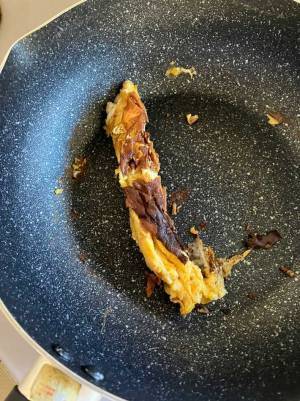 一応、玉子焼きなのですが…　出来上がった『謎の物体』にコメント続出
