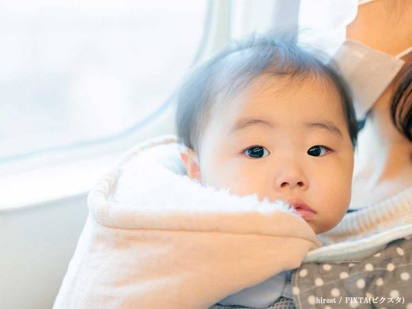 ２人の子供を連れて新幹線に乗った母親　泣き出した０歳児をあやしていると、隣の席の男性が…