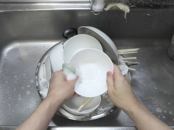 こすらずコレ１つでOK！　花王社員がおすすめする「泡スプレー食器用洗剤」の使い方とは？