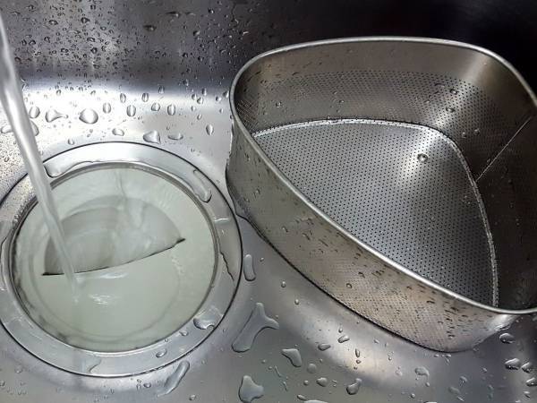 三角コーナーはもう不要！？　立てる水切りネットで衛生的なシンクをキープ